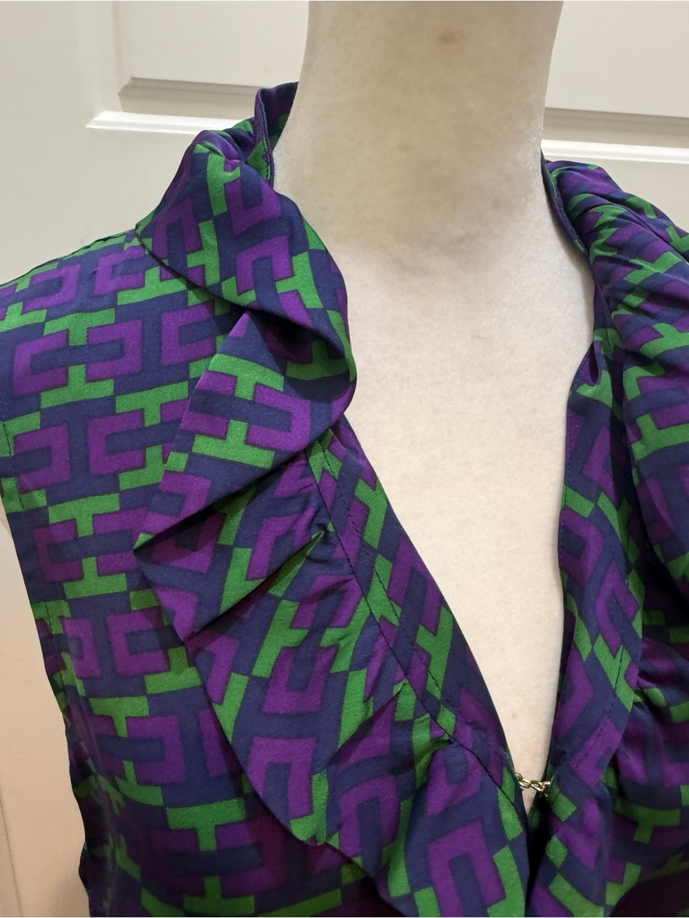 Elizabeth McKay. Sleeveless Elizabeth Silk Blend Blouse. Size 4. - Picture 4 of 9